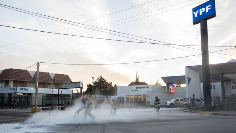 Los bomberos remediaron con cal el ácido clorhídrico del asfalto.