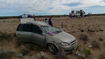 piedra del aguila: una camioneta choco a dos autos, provoco un vuelco y se dio a la fuga