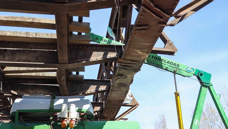 Una vez más, un camión chocó el puente ferroviario de Ruta 151