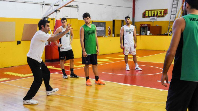 Romero da indicaciones en el entrenamiento que tuvo ayer Neuquén.