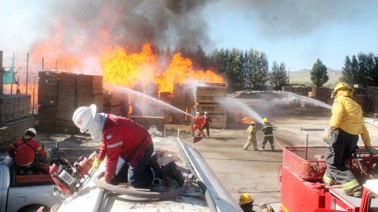 El incendio se originó en una de las calles laterales del predio.&nbsp;