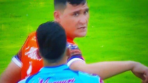 Pucheta, dejando el campo de juego, luego de ser expulsado.&nbsp;