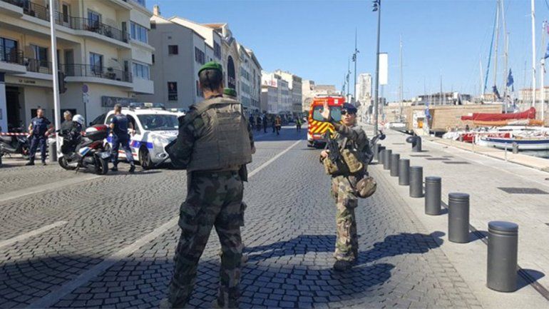 Un auto embistió dos paradas de colectivos en Marsella: hay un muerto