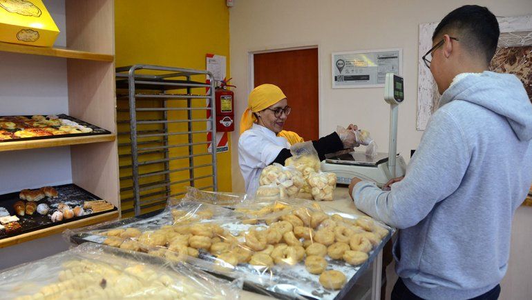 Panaderías de San Martín regalan pan a los más necesitados.
