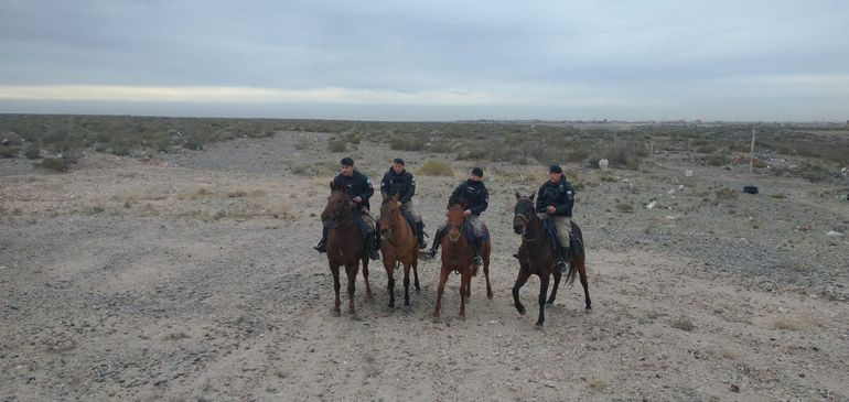 Personal de la Policía Montada también participa en la búsqueda de Luciana Muñoz en el Choconcito. Personal de la Policía Montada también participa en la búsqueda de Luciana Muñoz en el Choconcito.
