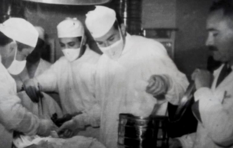 Lalo asistiendo operación