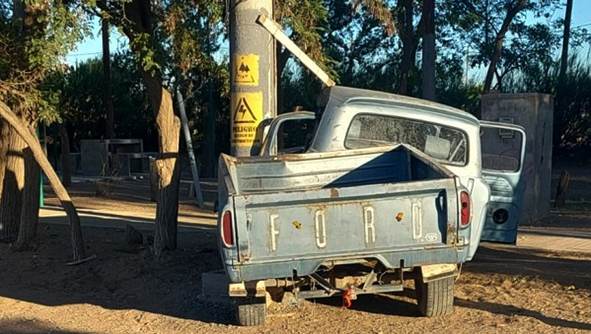 Plaza Huincul: borracho chocó un poste y destruyó una F100