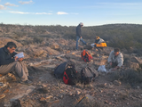 Un estudio técnico de 15 meses analiza el potencial de litio en roca en dos áreas de Río Negro, con muestreos, mapeo y análisis en curso.