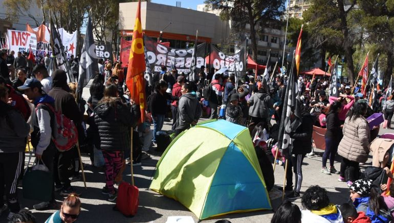 Casi tres mil desocupados acampan en la Avenida Argentina: ¿hasta cuándo se quedan?