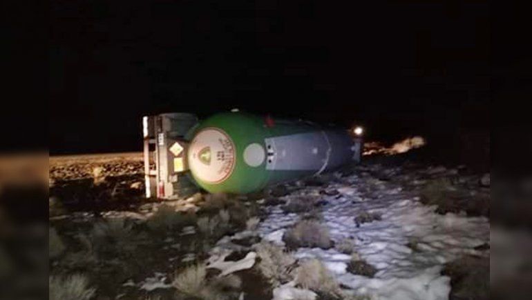 Por el vuelco de un camión de carga peligrosa, cierran la Ruta 46