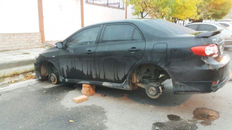 Los robarruedas, sin piedad: le dejaron el auto en el aire