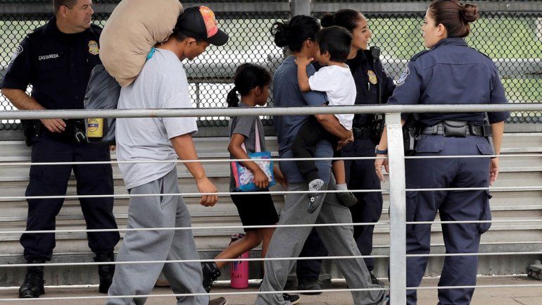 Los niños migrantes irán a bases militares