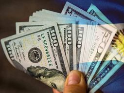 El salario mínimo en Argentina, medido en dólares, es menor al de fines de 2001 y representa una caída del 63% respecto de su pico histórico registrado en septiembre de 2011. El salario mínimo en Argentina, medido en dólares, es menor al de fines de 2001 y representa una caída del 63% respecto de su pico histórico registrado en septiembre de 2011.