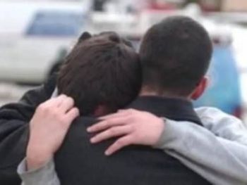 El emocionante abrazo entre un padre y un hijo.