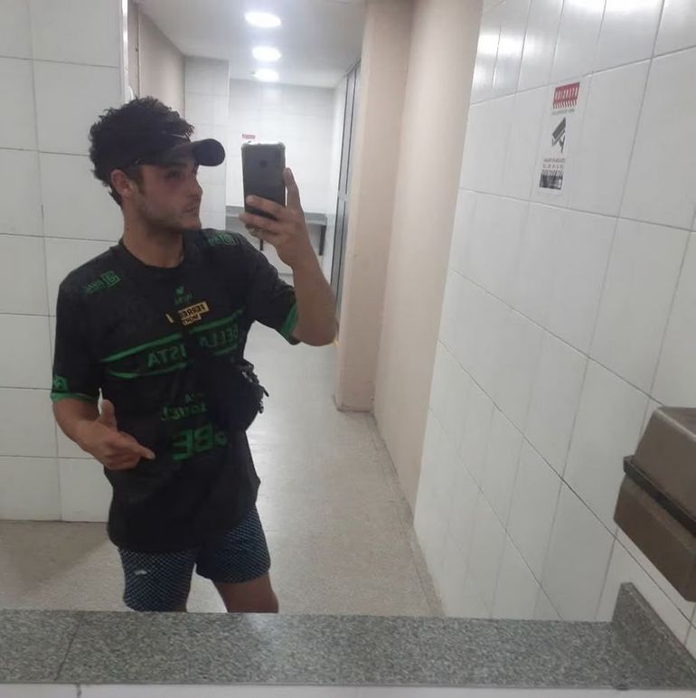 La imagen difundida corresponde al joven cuyo paradero se desconoce desde hace más de tres semanas y cuya búsqueda sigue activa. La imagen difundida corresponde al joven cuyo paradero se desconoce desde hace más de tres semanas y cuya búsqueda sigue activa.