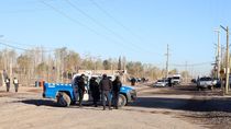 La policía de la Comisaría 20 en la calle El Maíz donde se desalojó a un constructor que tomó tierras dle IPVU. La policía de la Comisaría 20 en la calle El Maíz donde se desalojó a un constructor que tomó tierras dle IPVU.