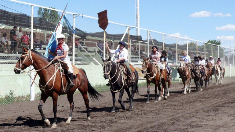 Desfiles, bailes y la tradición oral a través de las cantoras. Las fiestas populares mantienen la esencia y la historia de los neuquinos.
