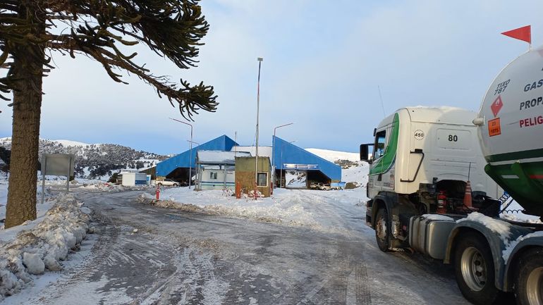 Viento blanco, demoras y fila de camiones para cruzar a Chile
