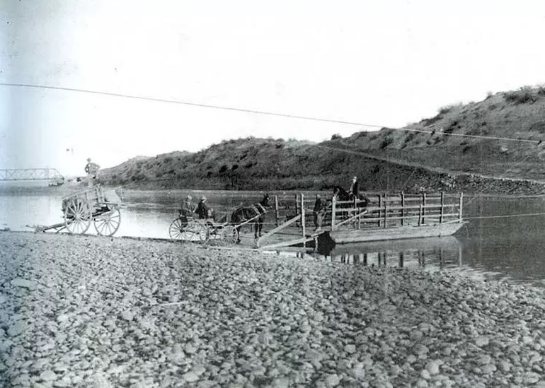 Pioneros en una balsa para cruzar el Neuquén. Pioneros en una balsa para cruzar el Neuquén.