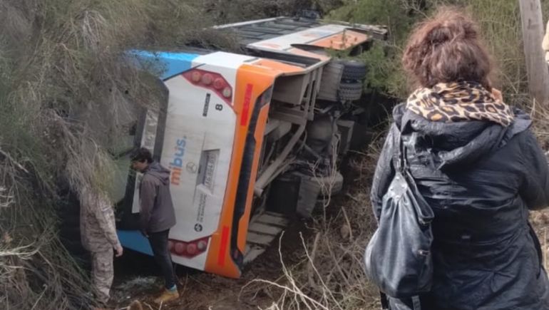 Volcó un micro de Mi Bus en la ruta de acceso al cerro Catedral