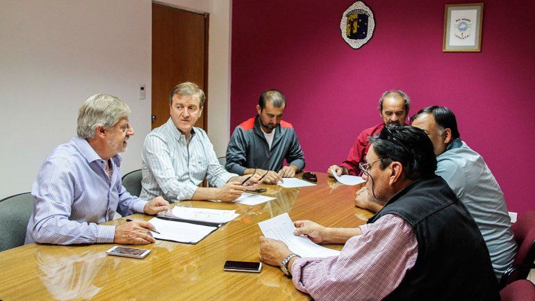 Ofrecen un aumento salarial anual del 39% a los municipales