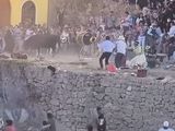 El toro atacó a los asistentes a las festividades en las que se rinde homenaje al Señor de Andamarca, en Perú.