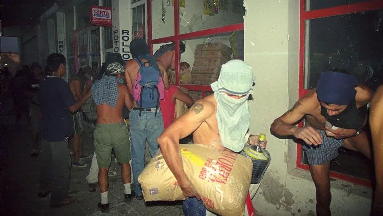 Los saqueos se extendieron por toda la ciudad. Los saqueos se extendieron por toda la ciudad.