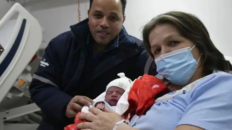 Familia feliz de Río Gallegos: Sebastián, Noah y Mirta.