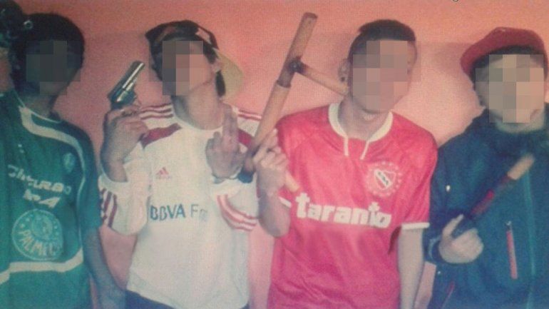 Los jóvenes se muestran en fotos de la red social más importante con un par de revólveres