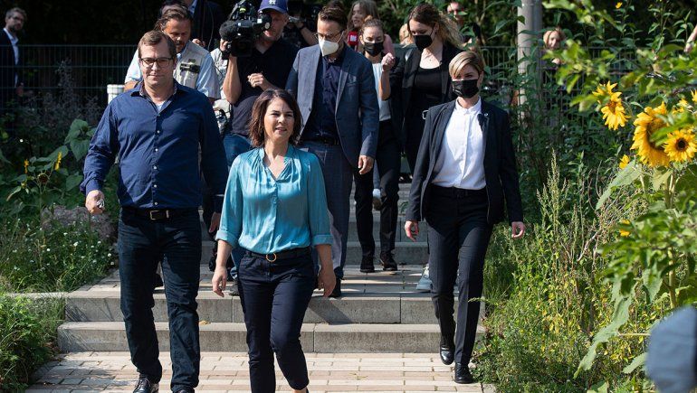 Annalena Baerbock (C), co-líder y candidata a canciller del partido Los Verdes (C / Die Gruenen) de Alemania, y su esposo Daniel Holefleisch llegan a un colegio electoral para votar en Potsdam, Alemania, durante las elecciones generales.