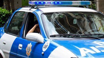 Un joven llamó a la policía, que cuando llegó vio la escena de un homicidio.