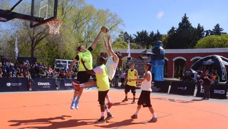 El 3x3 se juega con un solo aro y con un tiempo máximo de diez minutos. Está en pleno crecimiento y es deporte olímpico.