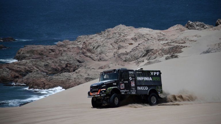 El Coyote Villagra se mantiene como escolta en la categoría camiones del Dakar