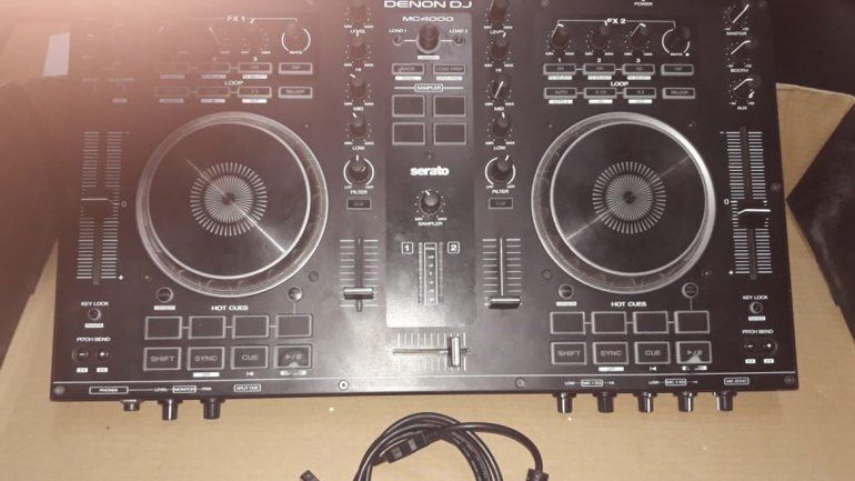 Detuvieron a dos jóvenes por vender una consola robada a un DJ