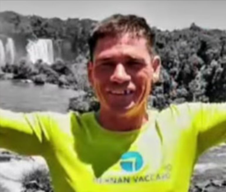 Mauro Póveda, con las cataratas del Iguazú de fondo. Mauro Póveda, con las cataratas del Iguazú de fondo.