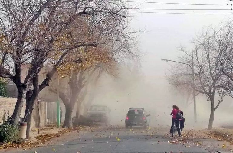 El SMN elevó un alerta meteorológico por vientos para este miércoles.