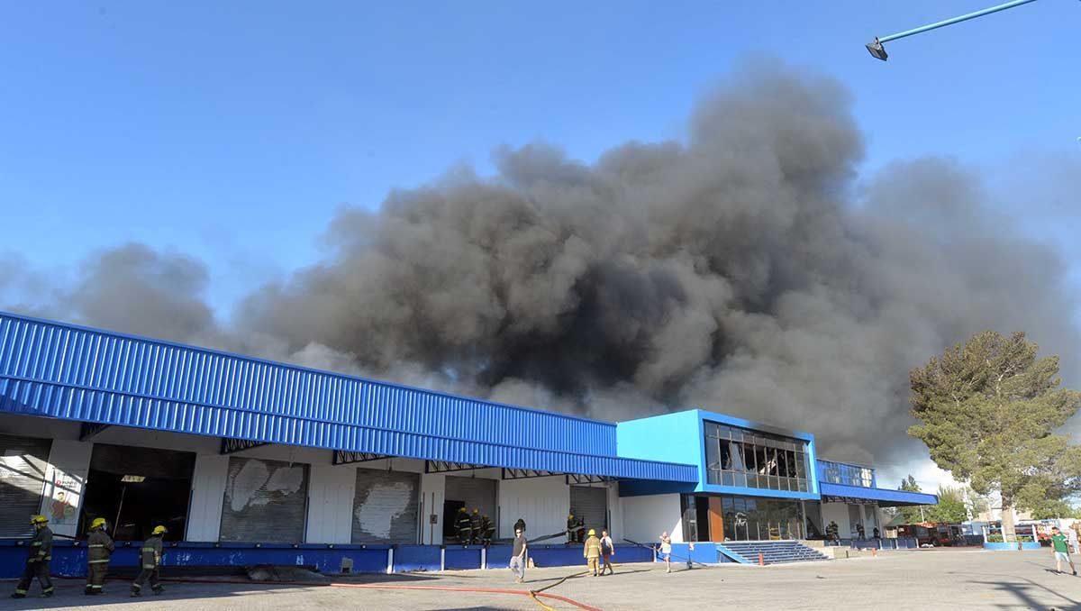 Todo lo que se sabe del impactante incendio en la empresa de transporte