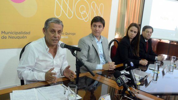 El intendente Horacio Quiroga en la firma del convenio con Telefónica por monitoreo de celulares.