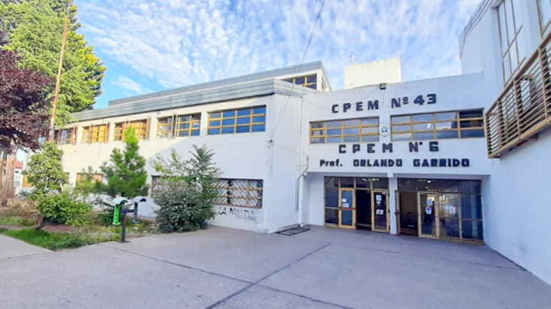 Un adolescente fue herido en plena clase: su familia afirma que se trata de un balazo | LM Neuquen Un adolescente fue herido en plena clase: su familia afirma que se trata de un balazo