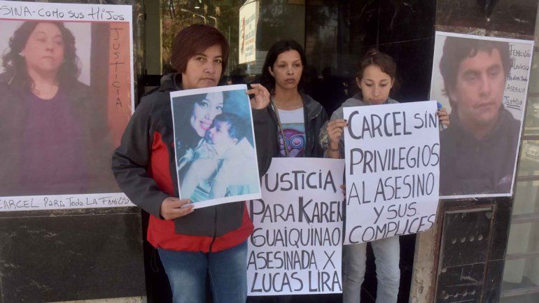 La familia de la joven acribillada protestó frente a la sala de audiencias.