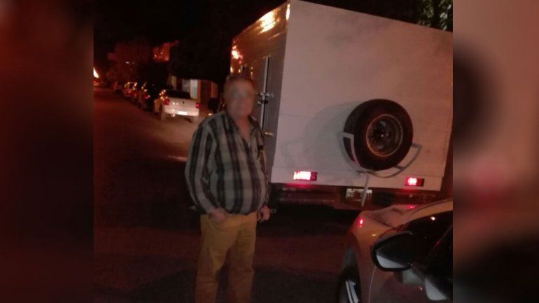 Buscan la camioneta que le robaron de la puerta de su casa