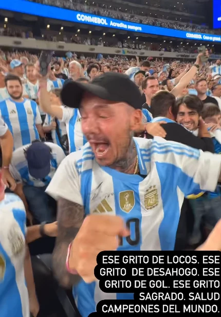 Marcelo Tinelli, festejando el título de campeones de América. Marcelo Tinelli, festejando el título de campeones de América.