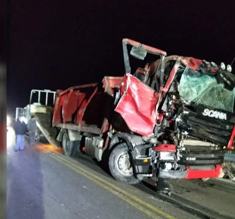 Así quedó el camión involucrado en el choque, que se produjo cerca de las 16 en Chubut. Recién a la medianoche pudieron liberar la ruta 26. Así quedó el camión involucrado en el choque, que se produjo cerca de las 16 en Chubut. Recién a la medianoche pudieron liberar la ruta 26.