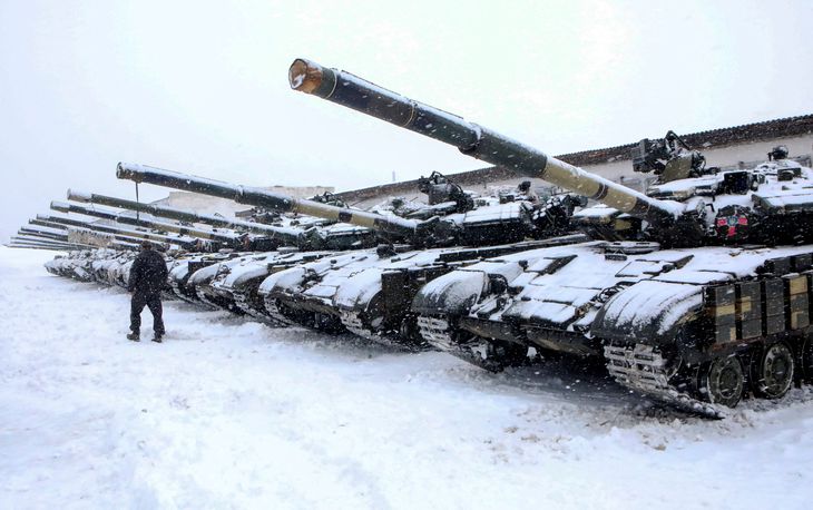 Un soldado camina frente a tanques de una brigada mecanizada de las Fuerzas Armadas de Ucrania durante ejercicios militares en las afueras de Járkov, Ucrania. 31 de enero, 2022. REUTERS/Vyacheslav