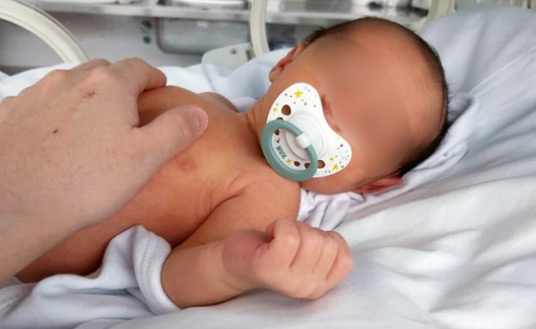 Luego de las maniobras de Nadia que permitieron que vuelva a respirar, Benjamin fue asistido en el SEMIC de El Calafate. Luego de las maniobras de Nadia que permitieron que vuelva a respirar, Benjamin fue asistido en el SEMIC de El Calafate. 