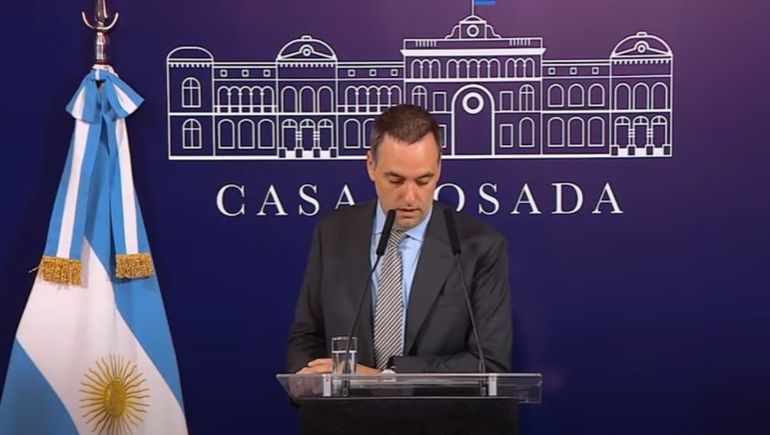 Manuel Adorni, vocero de Javier Milei, en conferencia. Manuel Adorni, vocero de Javier Milei, en conferencia.