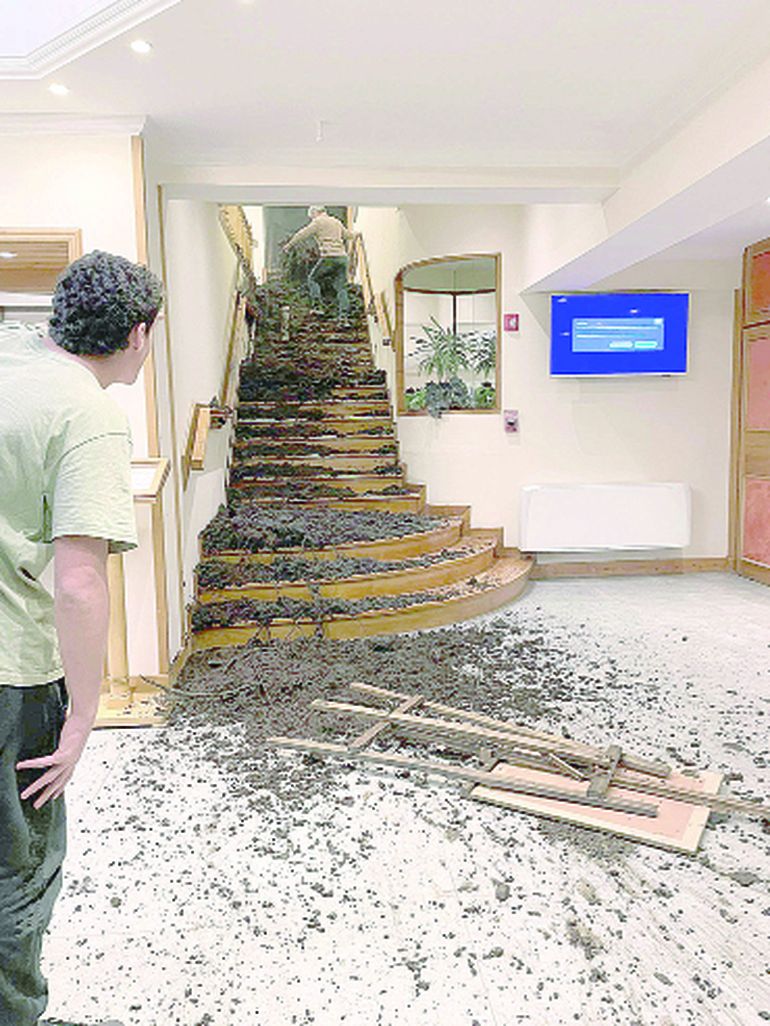 El material del alud ingresó al interior del hotel.