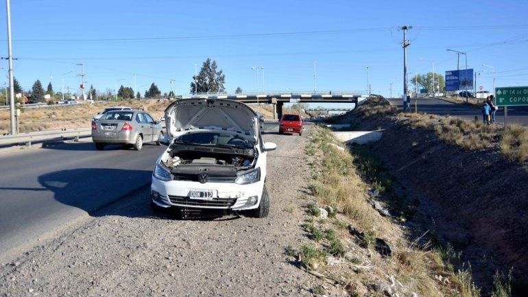 Se tragó un pozo y terminó arriba del guardarrail en la Ruta 7