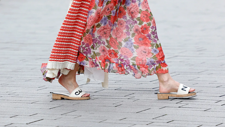 Este calzado es símbolo de comodidad, versatilidad y estilo relajado. Este calzado es símbolo de comodidad, versatilidad y estilo relajado.