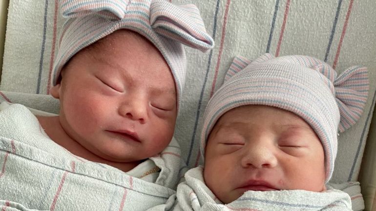 Son gemelos y uno nació en 2021 y el otro en 2022